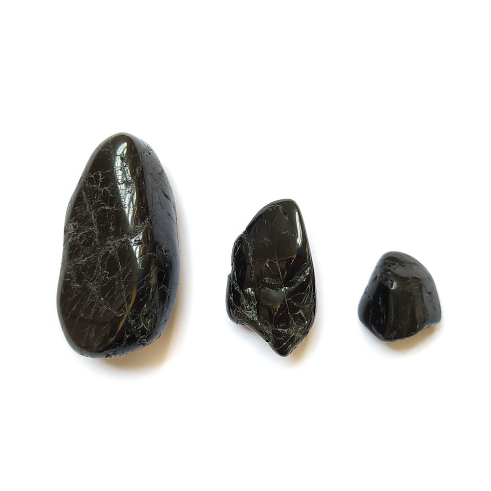 Rodado de turmalina negra natural de Mystical Tienda, muestra detalles y textura de la piedra en un fondo neutro.