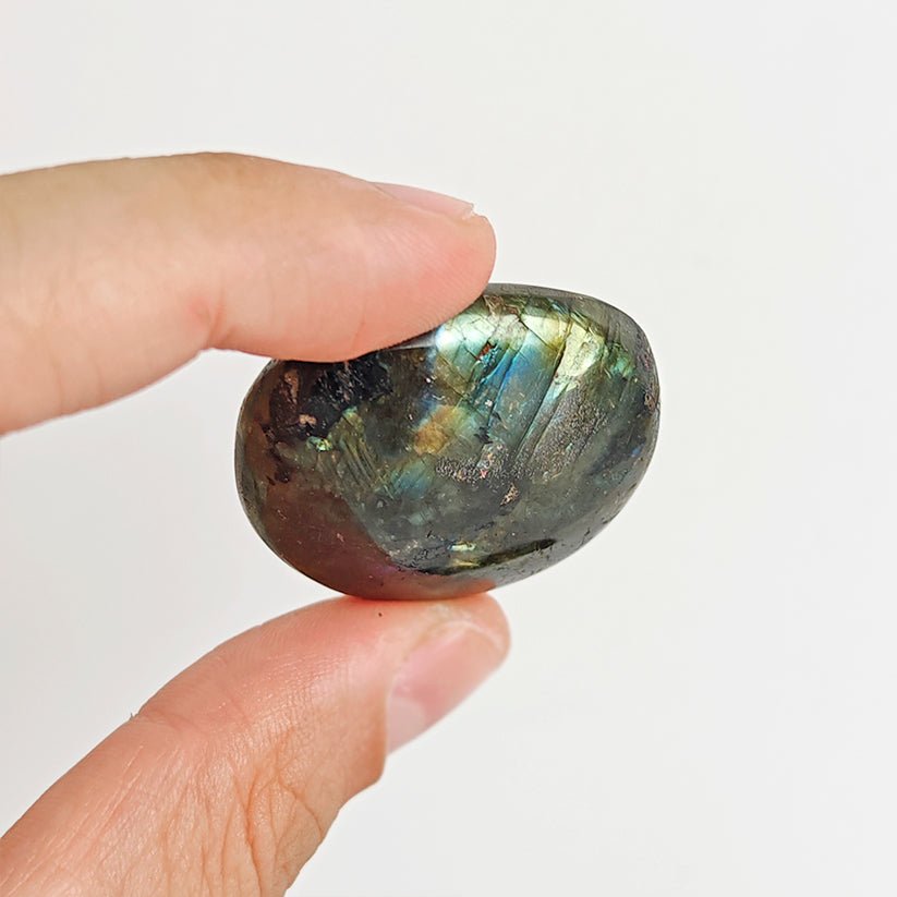 Rodado palm stone de labradorita de Mystical Tienda, piedra pulida y redonda con reflejos iridiscentes, para meditación y bienestar.