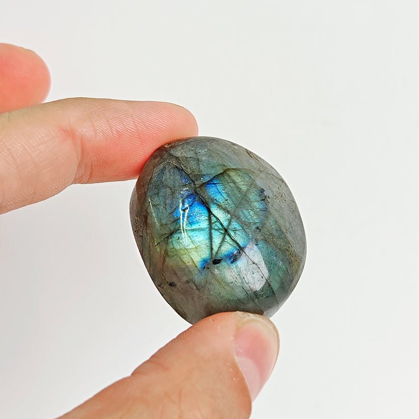 Rodado Palm Stone de labradorita, piedra de masaje y decoración con tonos azules y verdes, de la marca Mystical Tienda