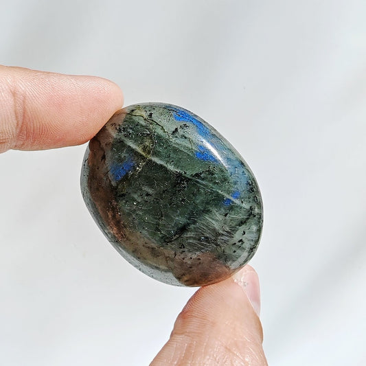 Rodado Palm Stone de Labradorita, piedra de mano con brillo iridiscente, de la marca Mystical Tienda.