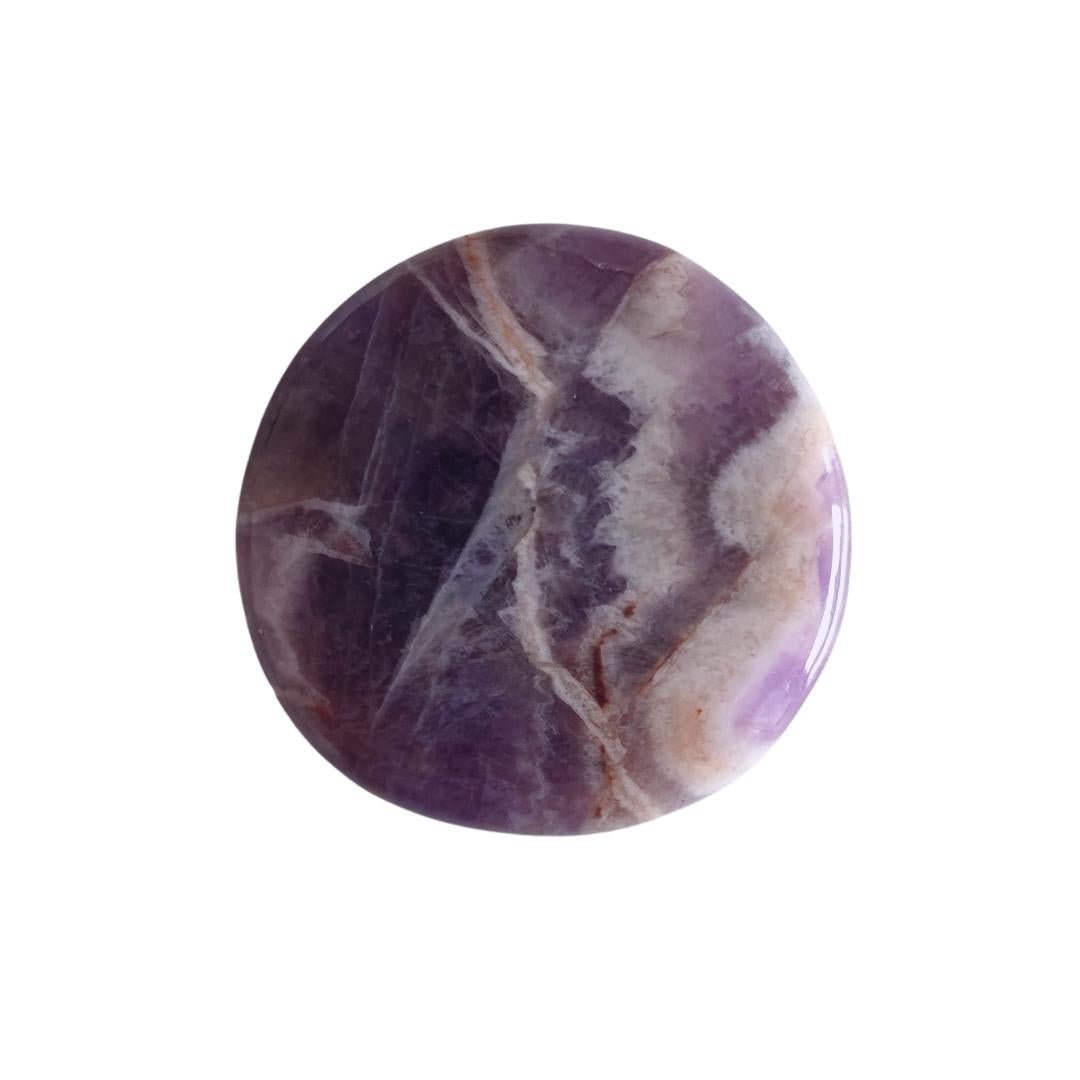 Rodado plano de amatista Chevron de la marca Mystical Tienda, con patrones en forma de V y tonos violetas y lilas.
