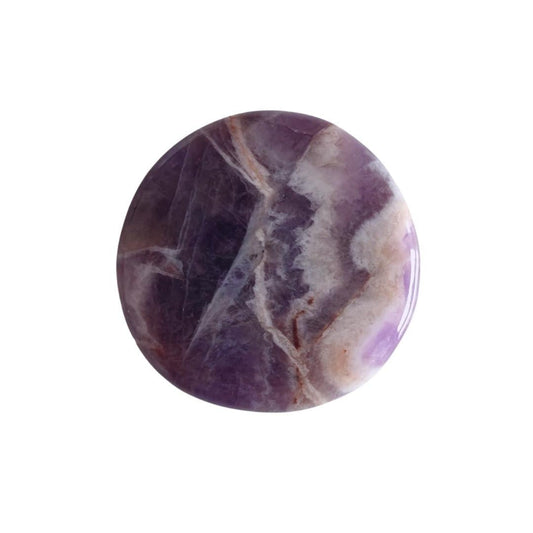 Rodado plano de amatista Chevron de la marca Mystical Tienda, con patrones en forma de V y tonos violetas y lilas.