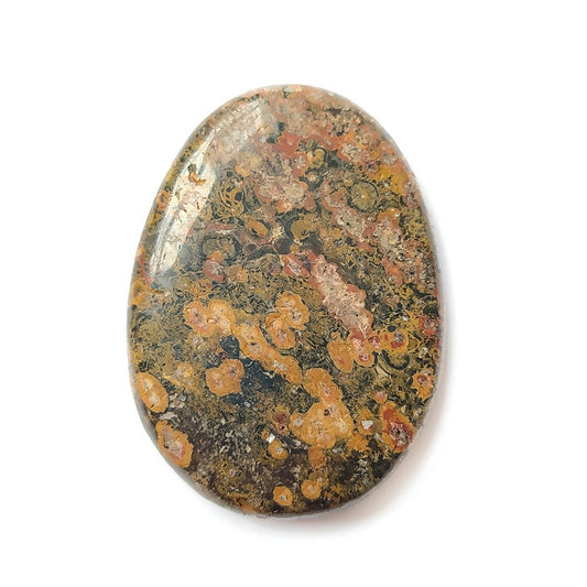 Rodado plano de jaspe leopardo de Mystical Tienda, piedra natural con patrón de manchas similares a un leopardo.