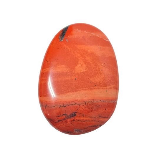 Rodado plano de jaspe rojo de la marca Mystical Tienda, mostrando su superficie lisa y color vibrante en la imagen.