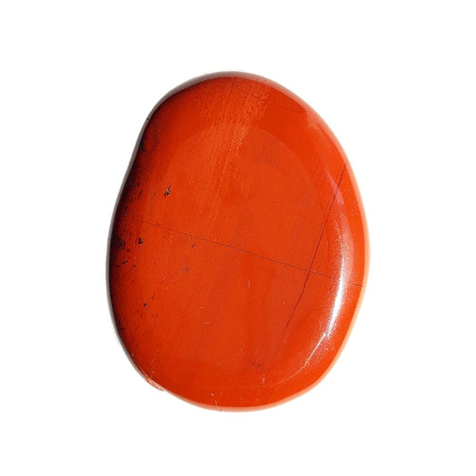 Rodado plano de jaspe rojo de la marca Mystical Tienda, muestra superficie lisa y color intenso del mineral.