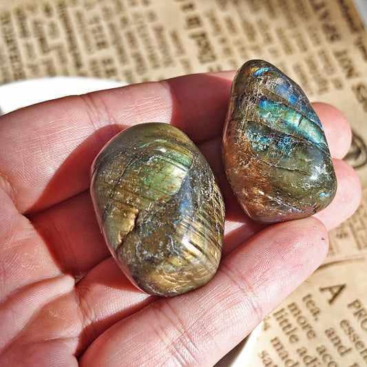 Rodado de labradorita edición imperfecta de Mystical Tienda, piedra con reflejos azules y verdes en forma redondeada natural.