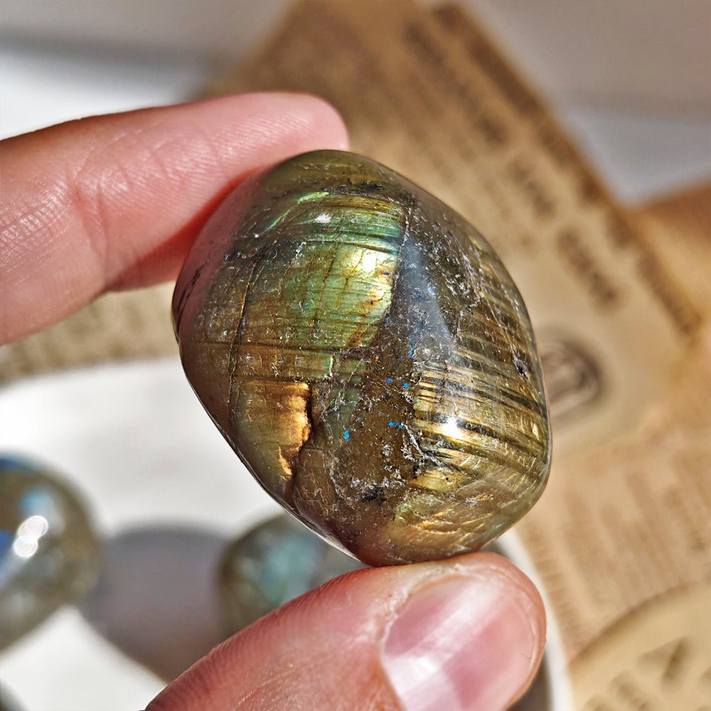 Rodado de labradorita edición imperfecta de Mystical Tienda, piedra semipreciosa con destellos azules y verdes en forma redonda.