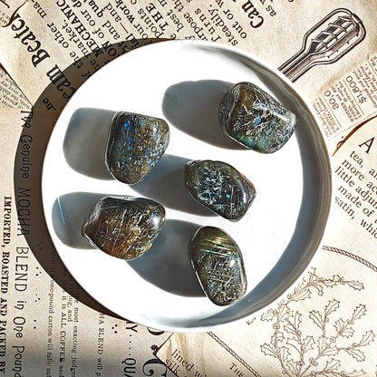 Rodado de labradorita en edición imperfecta de Mystical Tienda, con reflejos irisados y forma irregular.