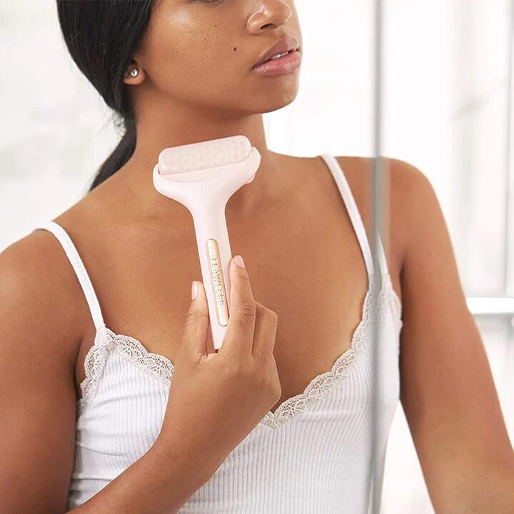 Rodillo de hielo para el cuidado de la piel, masajeador calmante para cara, cuello y cuerpo, en color blanco.