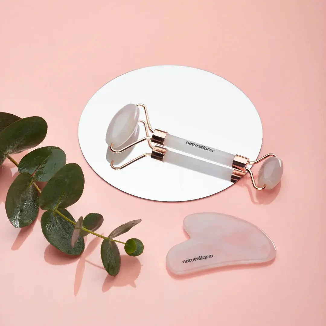 Rodillo facial de cuarzo rosa y herramienta Gua Sha de innovagizmo para cuidado facial y relajación facial natural.