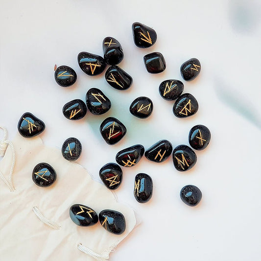 Runas vikingas de ágata negra de Mystical Tienda, piezas grabadas en piedra oscura para lectura y protección espiritual.