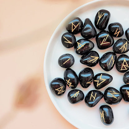 Runas vikingas de ágata negra de Mystical Tienda, grabadas en piedra, con símbolos antiguos para lectura y protección.