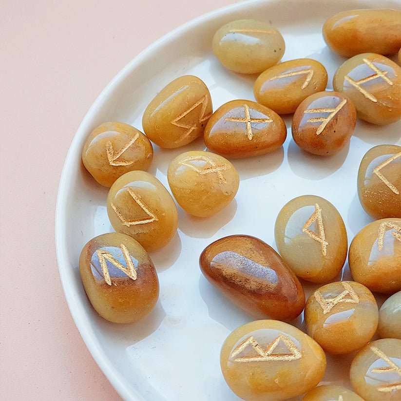 Runas vikingas de jaspe amarillo de Mystical Tienda, grabadas en piedra con símbolos tradicionales nórdicos.