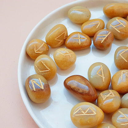 Runas vikingas de jaspe amarillo de Mystical Tienda, grabadas en piedra con símbolos tradicionales nórdicos.