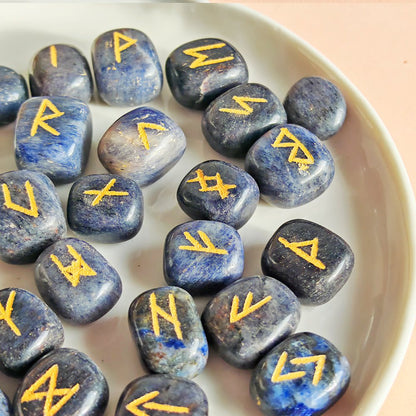 Runas vikingas en aventurina azul de Mystical Tienda, con símbolos que representan claridad, sabiduría y comunicación sagrada.
