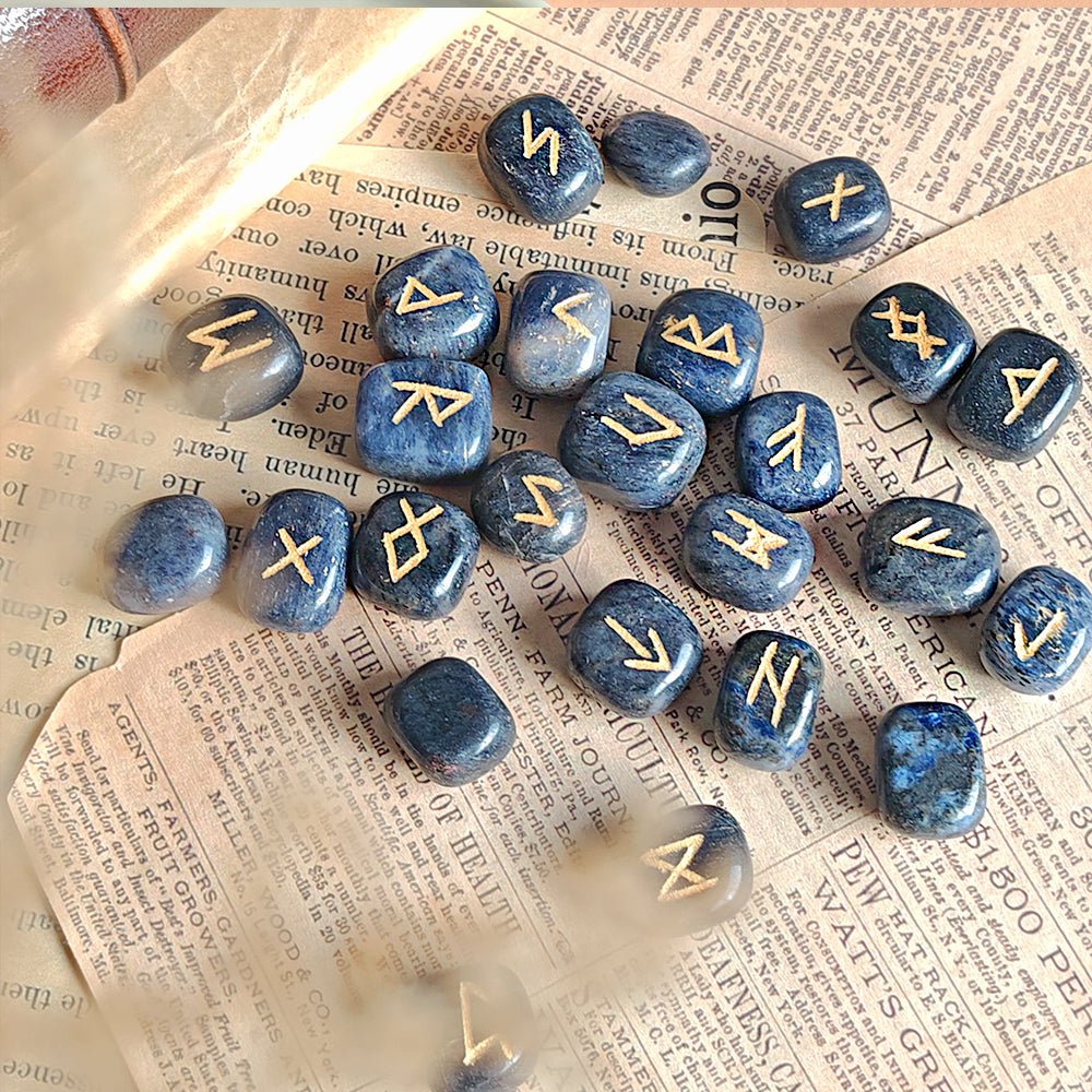 Runas vikingas en aventurina azul de Mystical Tienda, con símbolos de claridad, sabiduría y comunicación sagrada.