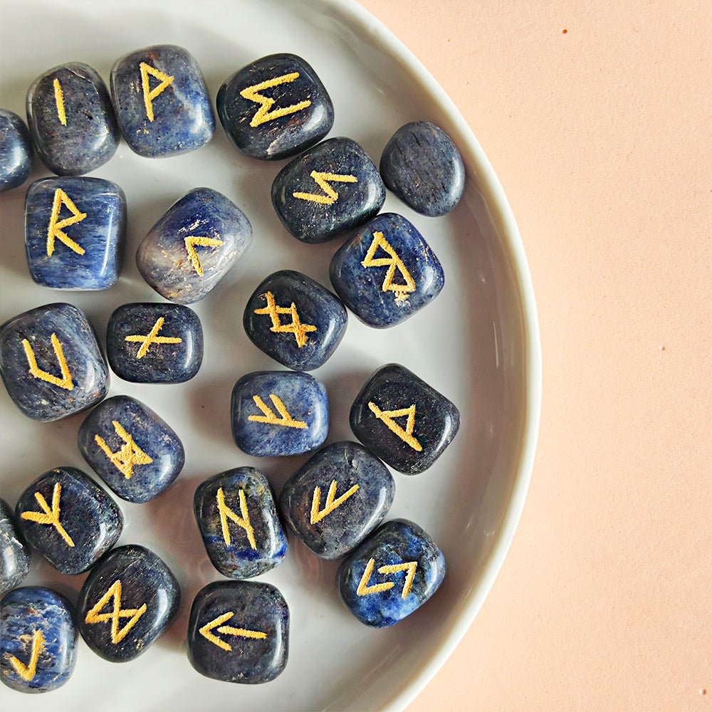 Runas vikingas en aventurina azul de Mystical Tienda, con grabados que representan claridad, sabiduría y comunicación sagrada.