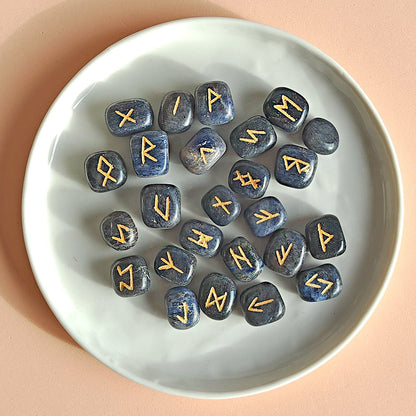 Runas vikingas en aventurina azul de Mystical Tienda, con símbolos de claridad, sabiduría y comunicación sagrada.
