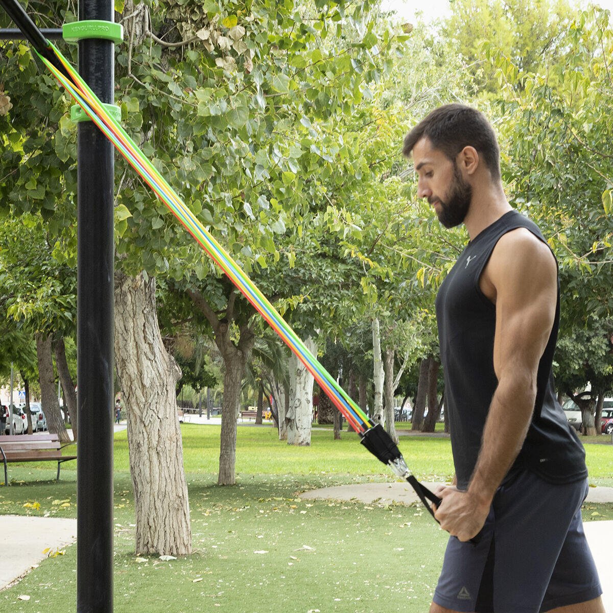 Set de 5 bandas de resistencia innovagizmo con accesorios y guía de ejercicios para entrenamiento en casa.