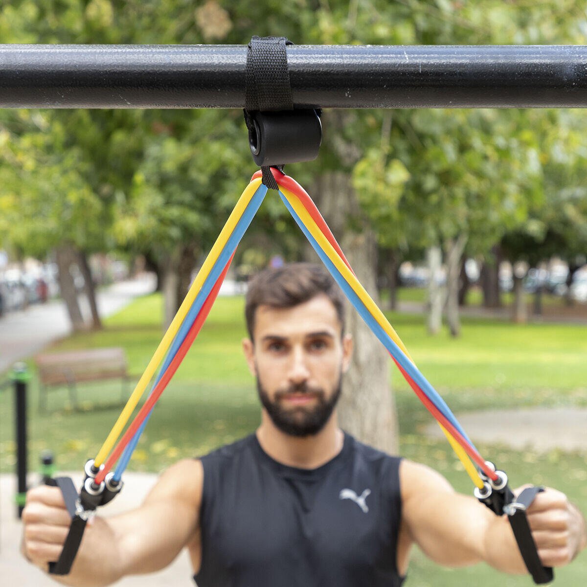 Set de 5 bandas de resistencia innovagizmo con accesorios y guía de ejercicios para entrenamiento en casa.