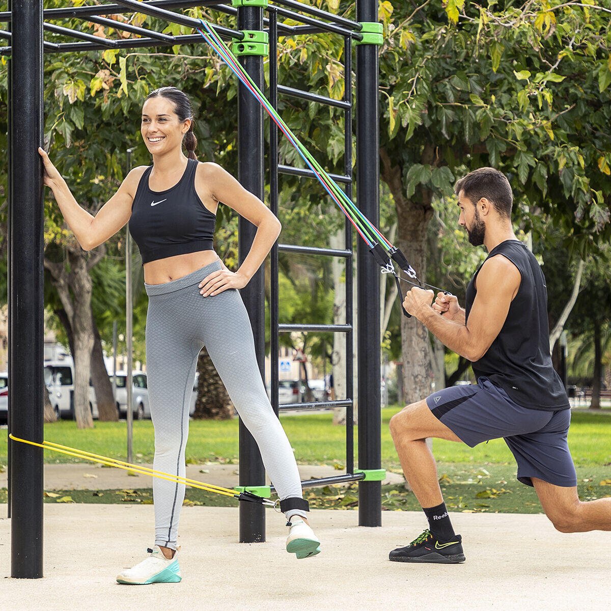 Set de 5 bandas de resistencia Innovagizmo con accesorios y guía de ejercicios para entrenamiento en casa.