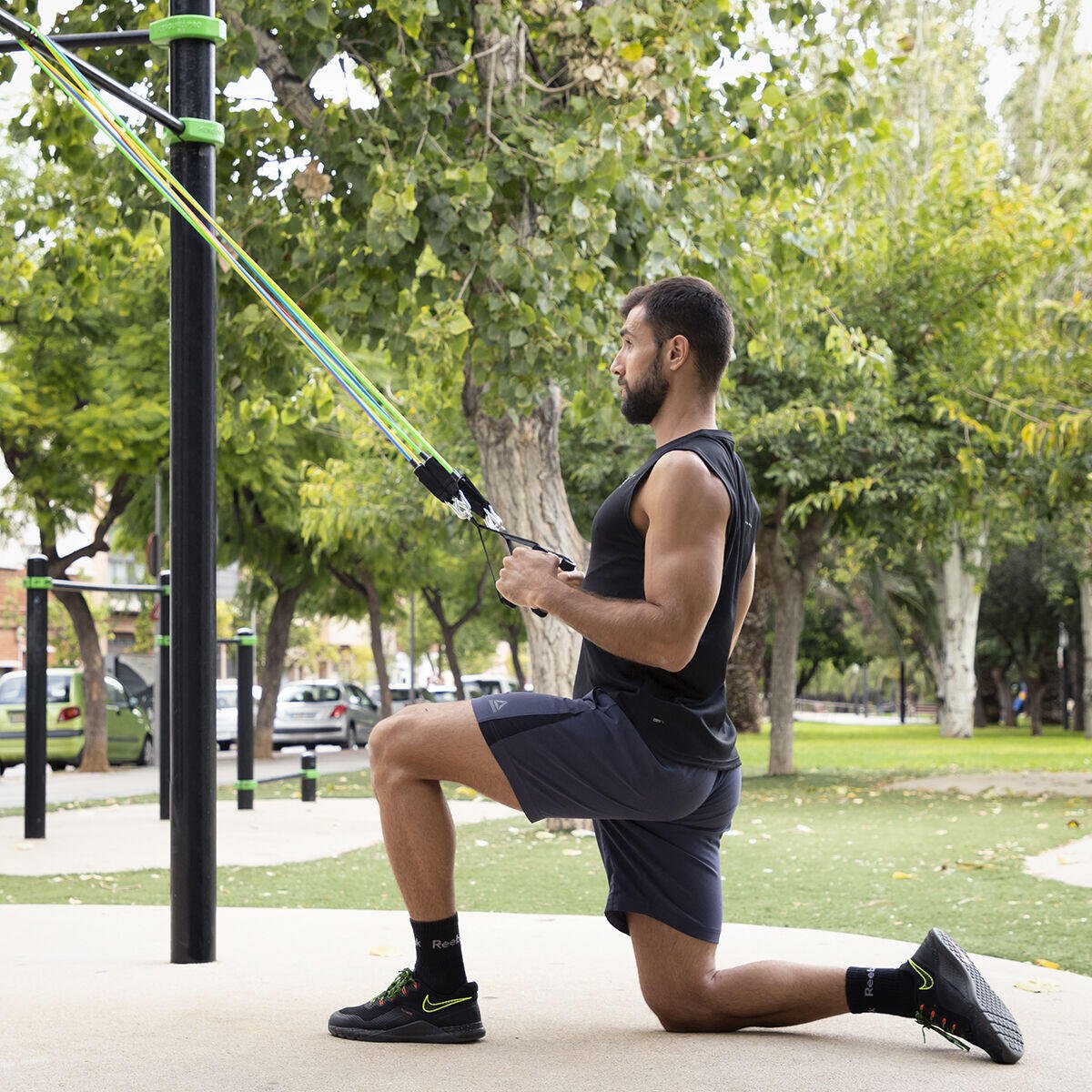 Set de 5 bandas de resistencia innovagizmo con accesorios y guía de ejercicios para entrenamiento en casa.