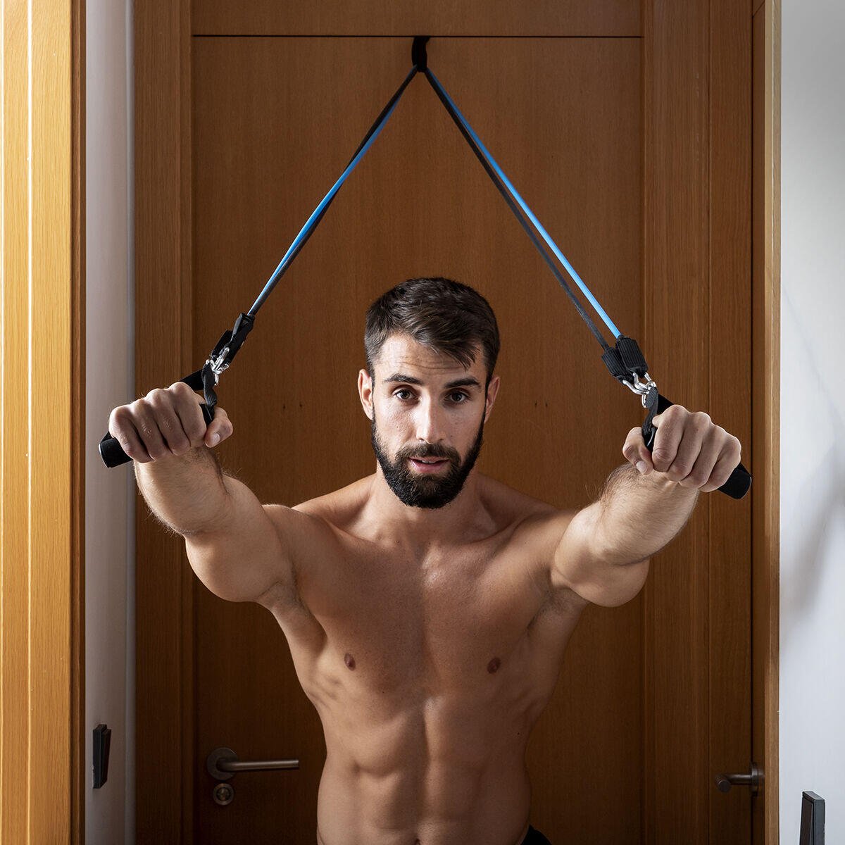 Set de 5 bandas de resistencia innovagizmo con accesorios y guía de ejercicios para entrenamiento físico y tonificación.