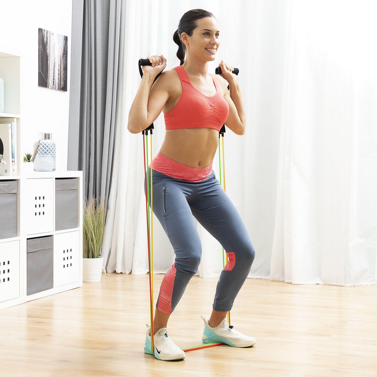 Set de 5 bandas de resistencia innovagizmo con accesorios y guía de ejercicios para entrenamiento físico y tonificación.