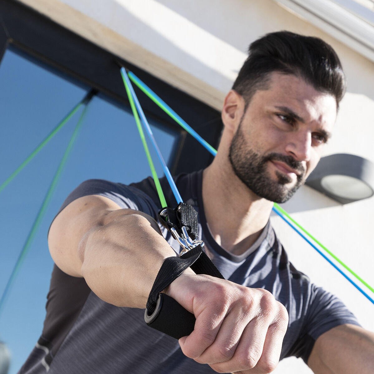 Set de 3 bandas de resistencia innovagizmo con accesorios y guía de ejercicios, ideal para entrenamiento en casa.