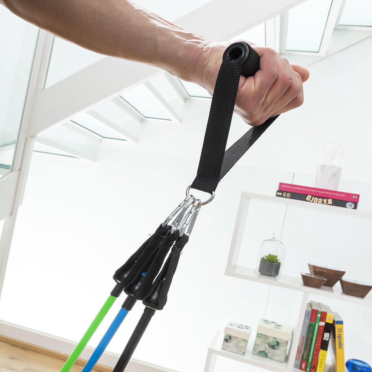 Set de 3 bandas de resistencia Innovagizmo con accesorios y guía de ejercicios para entrenamiento en casa.