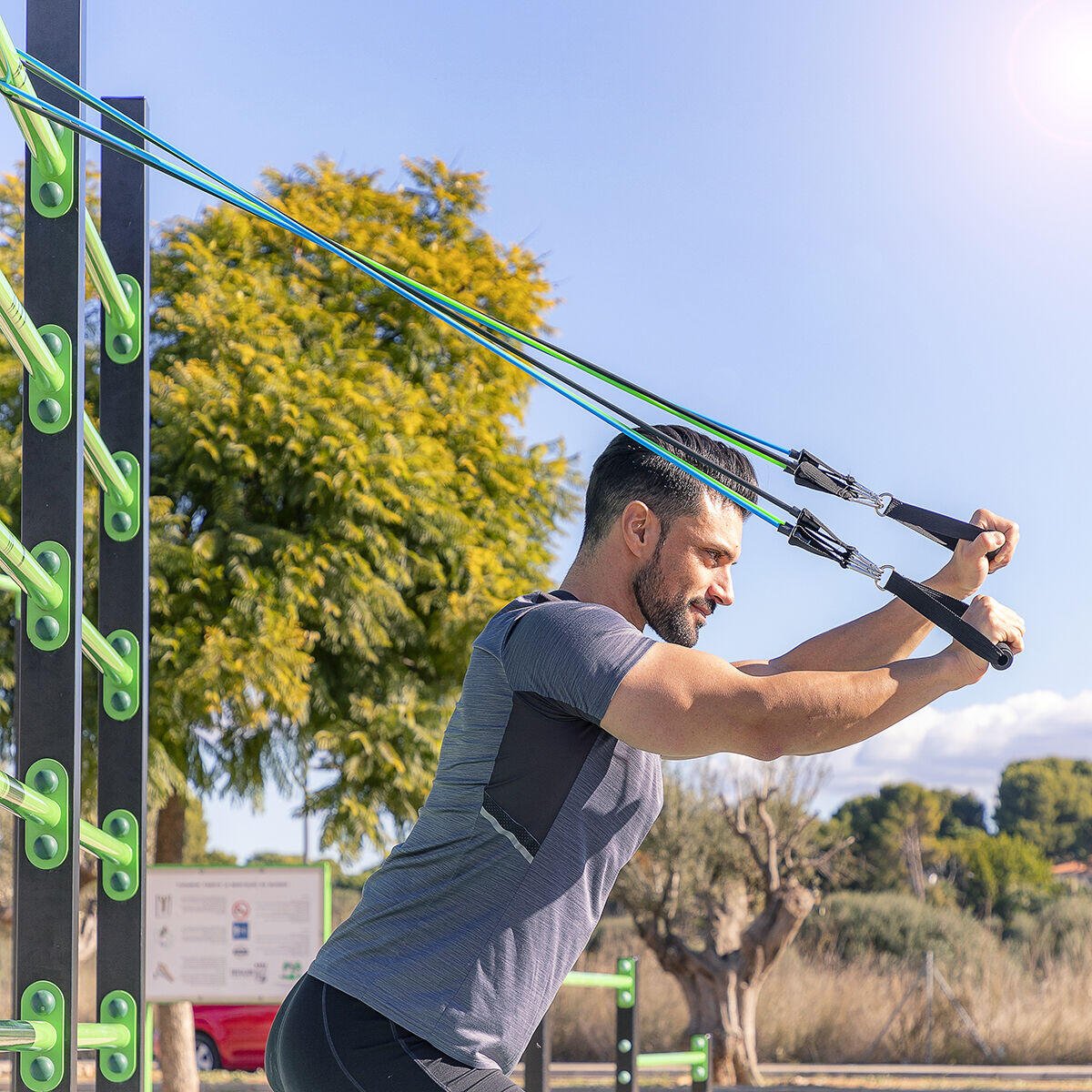 Set de 3 bandas de resistencia Innovagizmo con accesorios y guía de ejercicios para entrenamiento físico en casa.