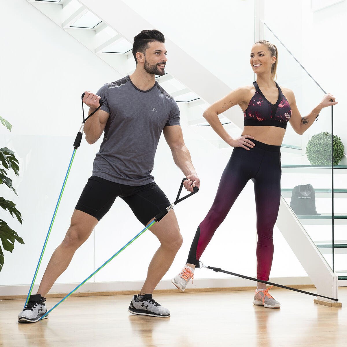 Set de 3 bandas de resistencia Innovagizmo con accesorios y guía de ejercicios, ideal para entrenamiento en casa y fitness.