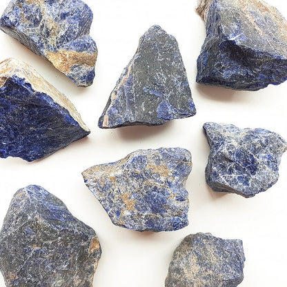 Muestra de piedra de sodalita en bruto, cristal natural de color azul con vetas blancas, en forma de mineral sin pulir.