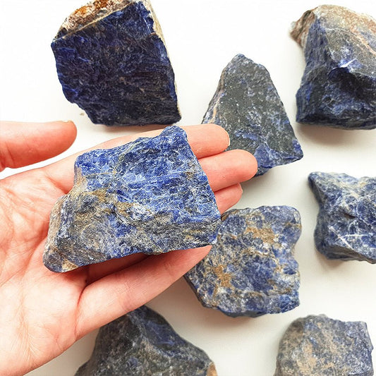 Muestra de sodalita en bruto de color azul profundo con vetas blancas, natural y sin pulir, de la tienda Mystical.