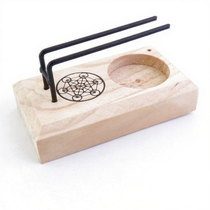Incensario soporte quemador para Palo Santo y sahumerio, con diseño decorativo, ideal para rituales y aromaterapia.
