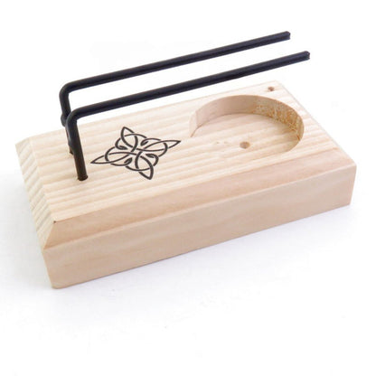 Incensario de soporte para quemador de Palo Santo y sahumerio, en diseño decorativo y resistente, ideal para aromaterapia.