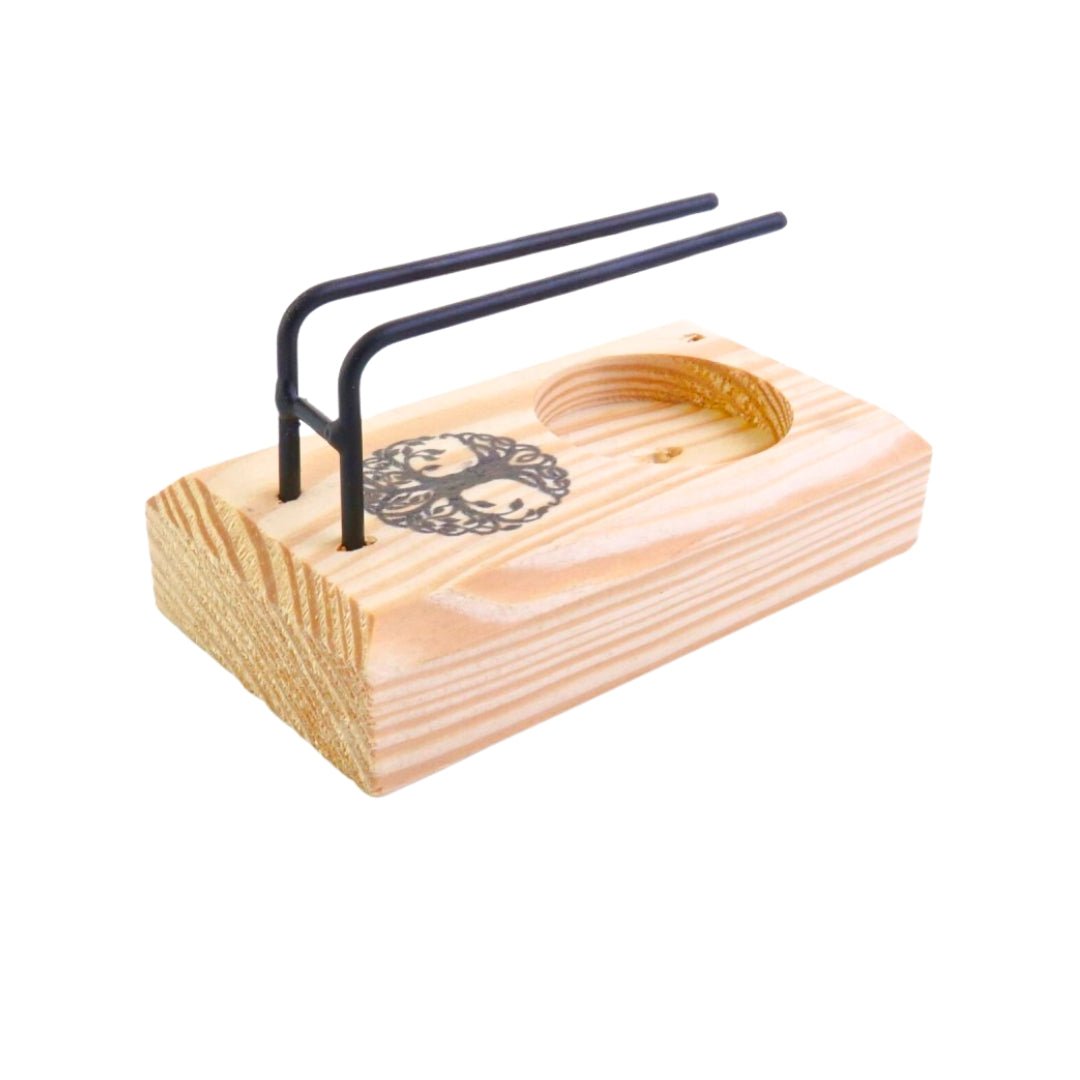 Incensario soporte para quemar Palo Santo y sahumerios, con diseño decorativo de Mystical Tienda.