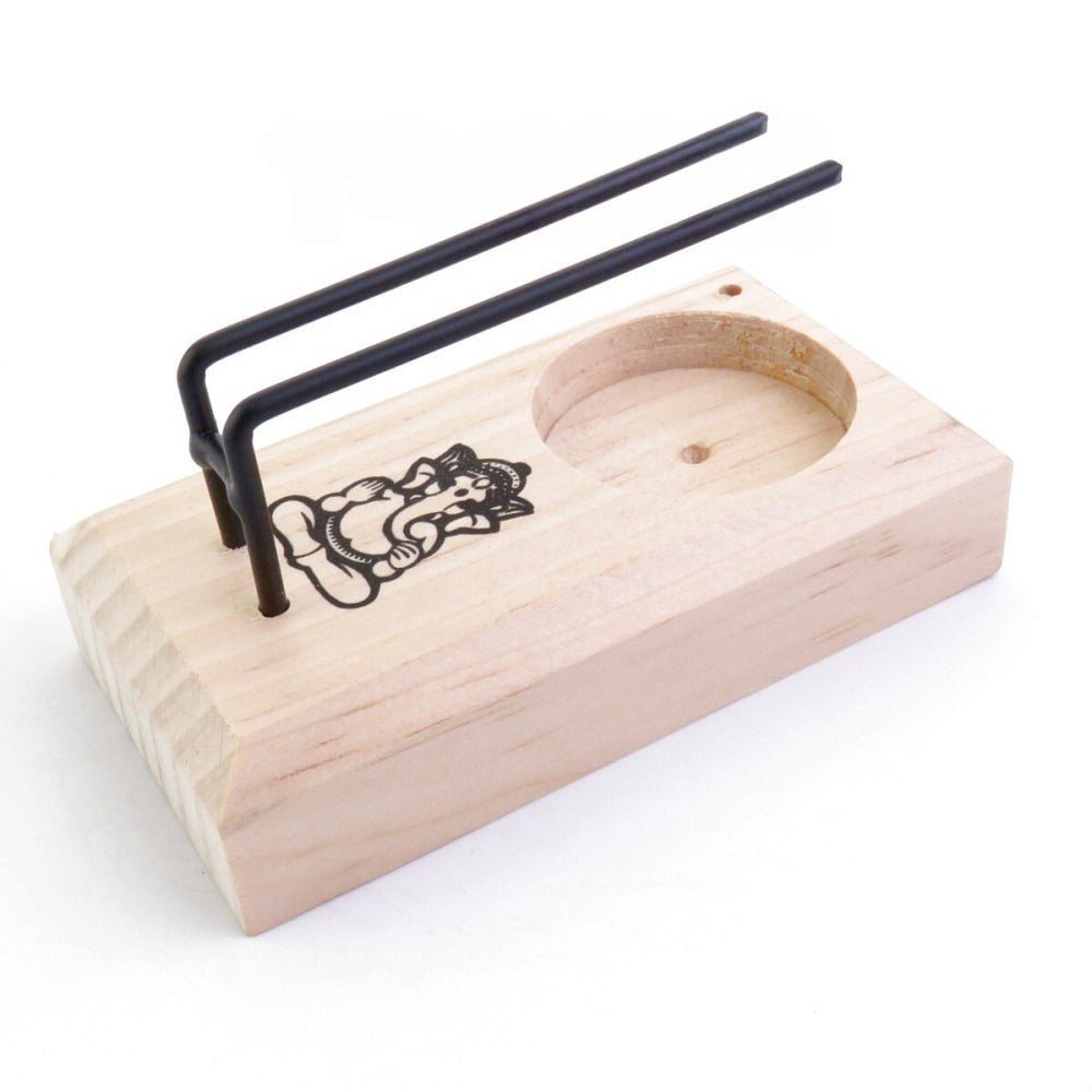 Incensario soporte para quemador de Palo Santo y sahumerio, con diseño decorativo, ideal para rituales y ambientación espiritual.