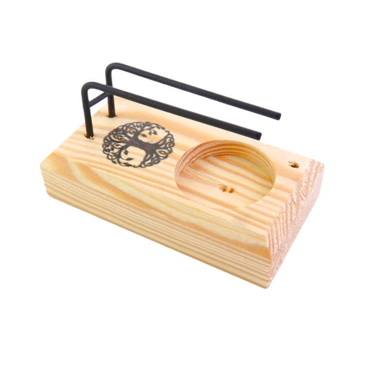 Incensario soporte para quemador de Palo Santo y sahumerio, de estilo místico y decoración natural.