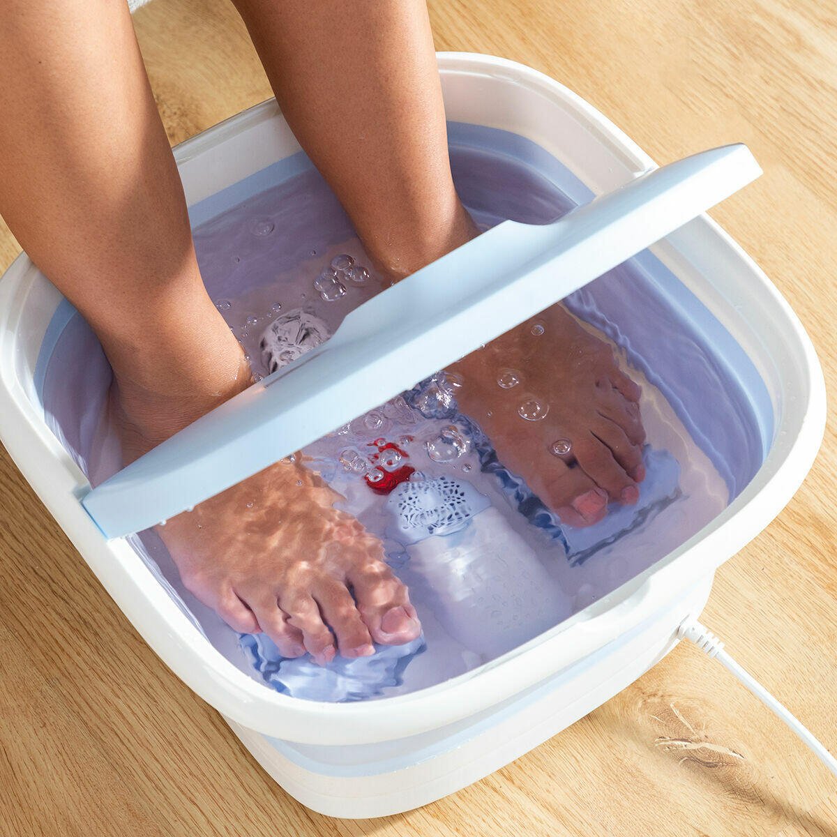 Spa para pies plegable con rodillos e hidromasaje de InnovaGoods, muestra el dispositivo compacto y relajante para pies.