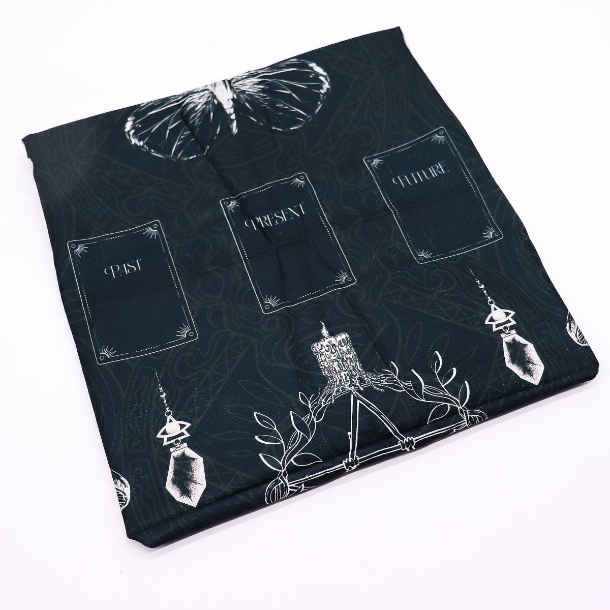 Tapete para el Tarot Old Witch de Mystical Tienda con diseño místico y detalles en tonos oscuros para lecturas de tarot.