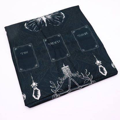 Tapete para el Tarot Old Witch de Mystical Tienda con diseño místico y detalles en tonos oscuros para lecturas de tarot.