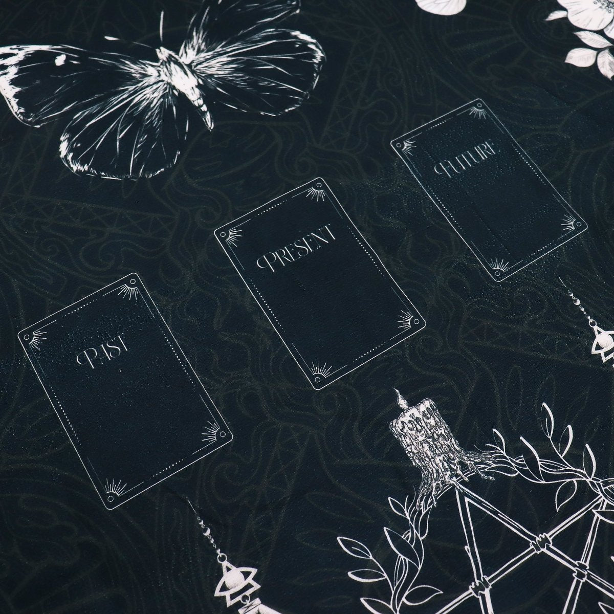 Tapete para el Tarot Old Witch de Mystical Tienda, con diseño místico y detalles artísticos para lectura de tarot.