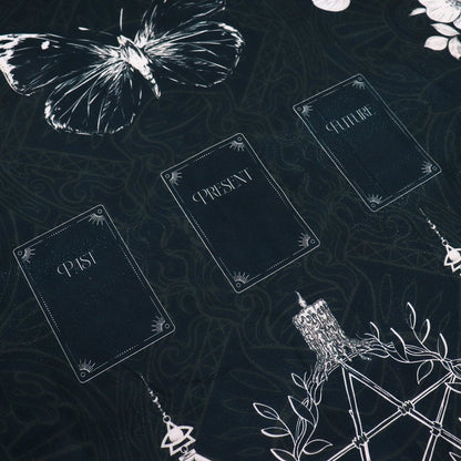 Tapete para el Tarot Old Witch de Mystical Tienda, con diseño místico y detalles artísticos para lectura de tarot.