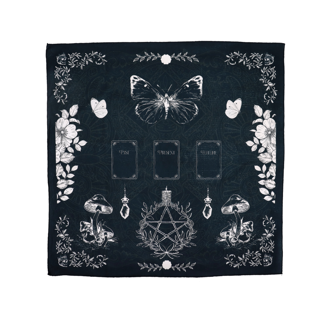 Tapete para el tarot Old Witch de Mystical Tienda con diseño oscuro y detalles místicos para lecturas de tarot.