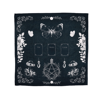Tapete para el tarot Old Witch de Mystical Tienda con diseño oscuro y detalles místicos para lecturas de tarot.