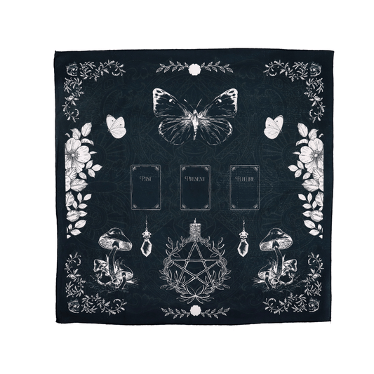 Tapete para el tarot Old Witch de Mystical Tienda con diseño oscuro y detalles místicos para lecturas de tarot.