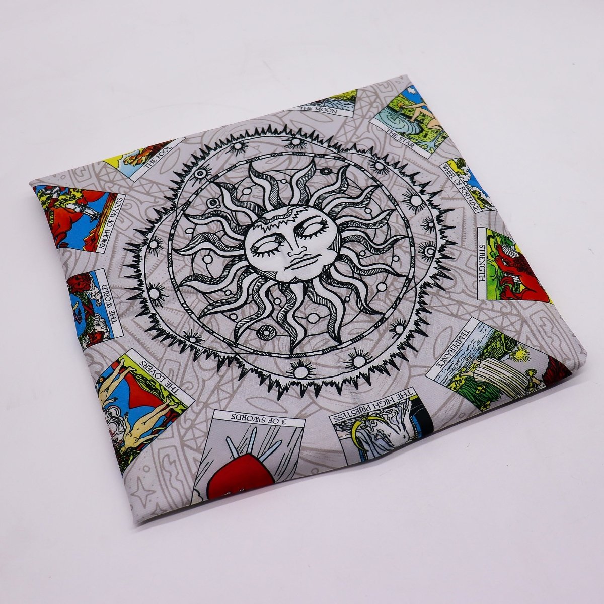 Tapete para lectura del Tarot Sol Místico, diseño místico con símbolos solares y lunares en colores vibrantes, ideal para lecturas de tarot.