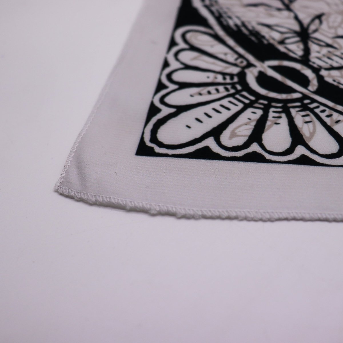 Tapete para lectura del Tarot Sol Místico de Mystical Tienda, con diseño místico y detalles en tonos dorados y azules.