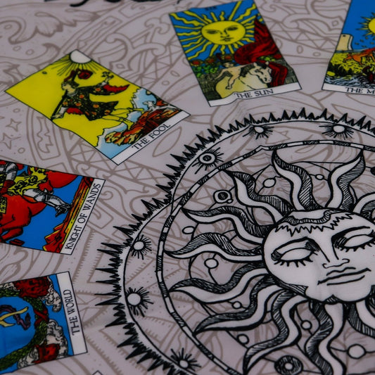 Tapete para lectura del Tarot Sol Místico con diseño místico y detalles dorados, ideal para consultar cartas de tarot.